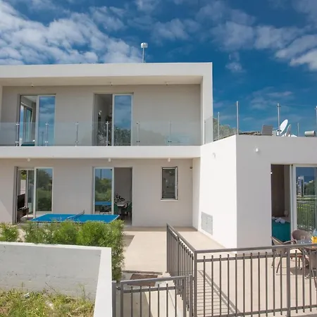 Desi - 2 Villas Next To Each Other Πρωταράς